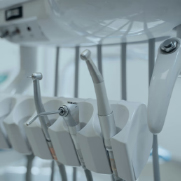 Fogászati műszerek tartóban