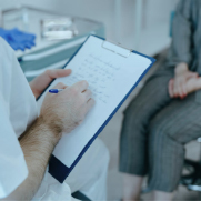 Fogorvos jegyzetel konzultáció közben