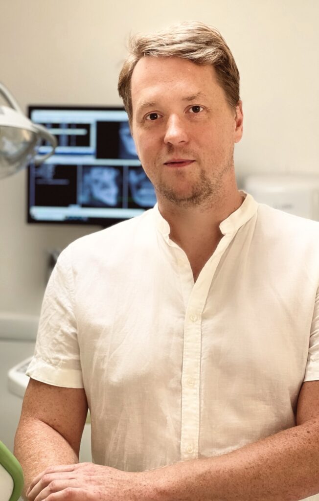 Fogorvos fehér munkaruhában