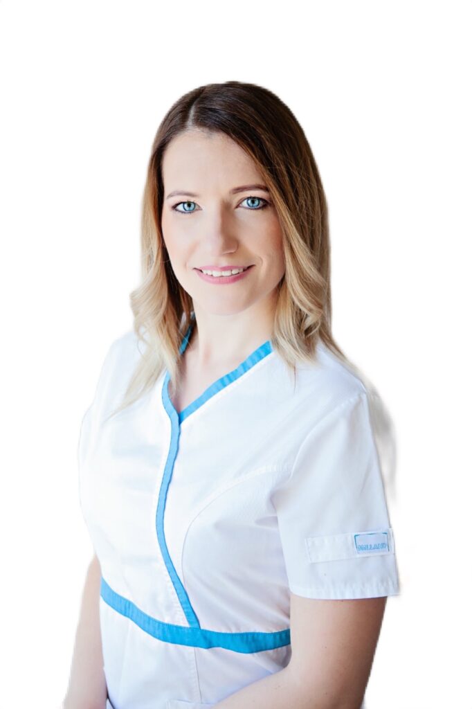 Mosolygó fogorvos fehér munkaruhában