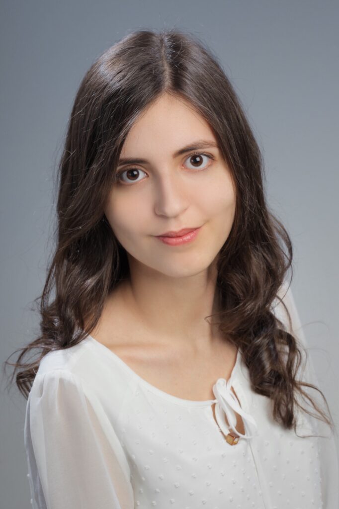 Mosolygó fogorvos fehér felsőben