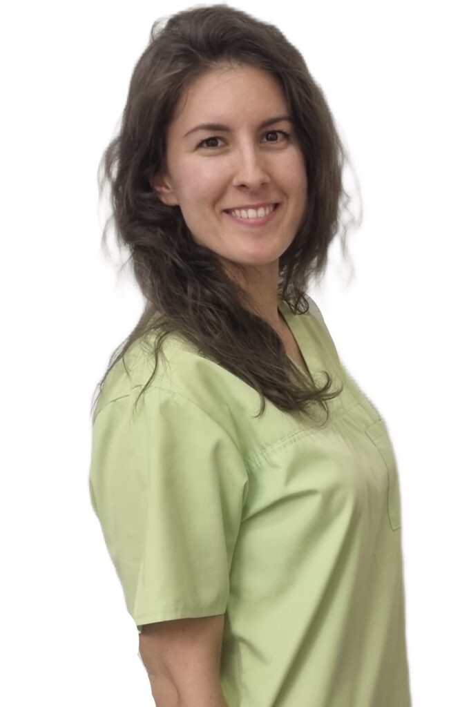 Mosolygó fogorvos színes munkaruhában