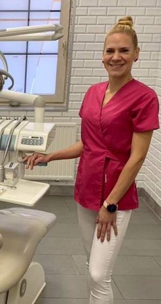 Mosolygó fogorvos színes munkaruhában