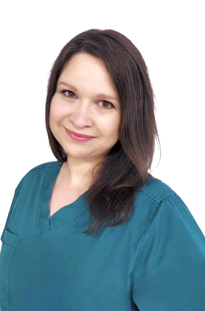 Mosolygó fogorvos színes munkaruhában